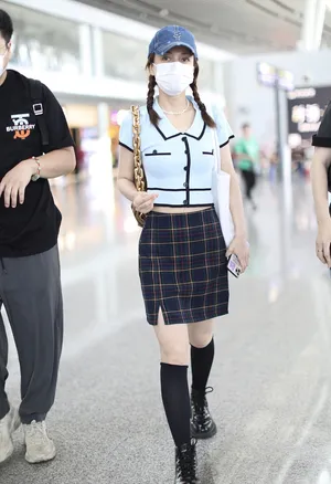 吴昕女团风私服秀蛮腰青春性感机场照图片