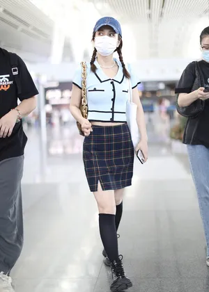 吴昕女团风私服秀蛮腰青春性感机场照图片