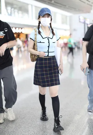 吴昕女团风私服秀蛮腰青春性感机场照图片_4