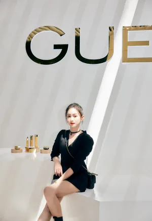 陆妍淇黑色连身裙性感写真图片_4