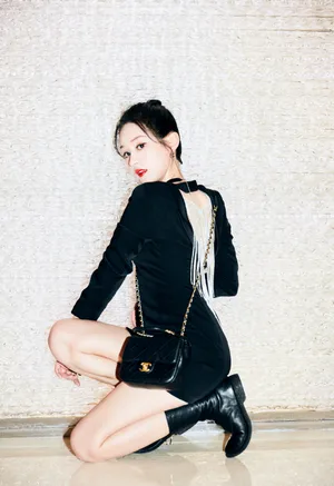 陆妍淇黑色连身裙性感写真图片_5