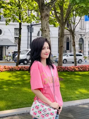 白鹿粉色清新甜美街拍图片