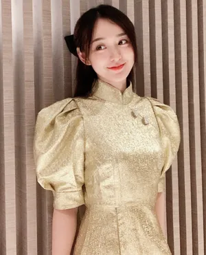 何泓姗荧光裙优雅写真图片