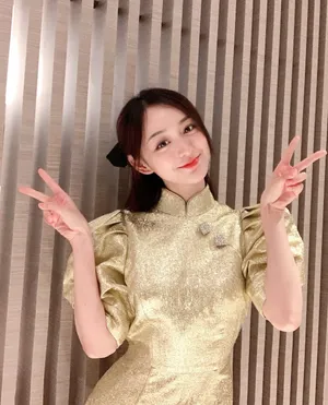 何泓姗荧光裙优雅写真图片_2