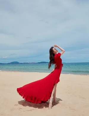 刘诗诗唯美红裙海边写真图片_5