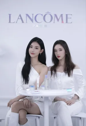 曾可妮刘令姿兰蔻活动照性感图片_3