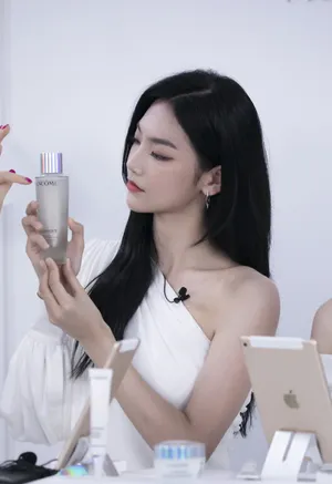 曾可妮刘令姿兰蔻活动照性感图片_8