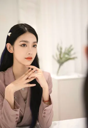 曾可妮粉色清新套装性感写真图片_2