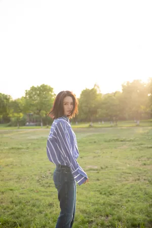 李沁条纹衫阳光写真图片