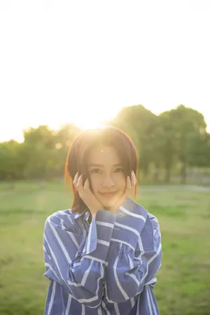 李沁条纹衫阳光写真图片_2