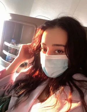 迪丽热巴戴口罩超美自拍照图片