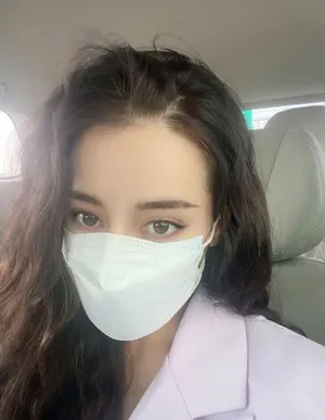 迪丽热巴戴口罩超美自拍照图片_1