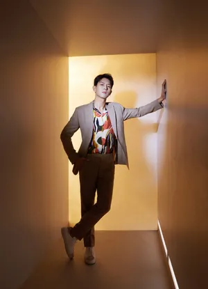 李现帅气有型西装写真图片