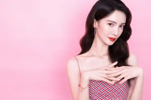 金晨粉色系珠宝大片写真图片
