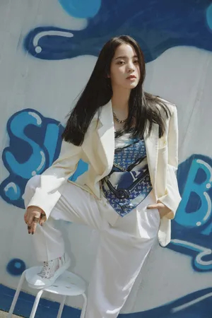 欧阳娜娜白色西装潇洒酷美写真图片