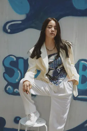 欧阳娜娜白色西装潇洒酷美写真图片