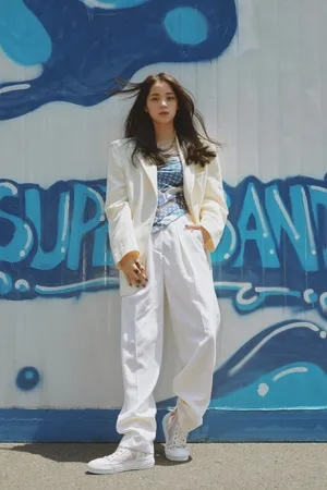 欧阳娜娜白色西装潇洒酷美写真图片_2
