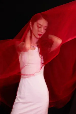 傅菁吊带白裙性感写真图片_8