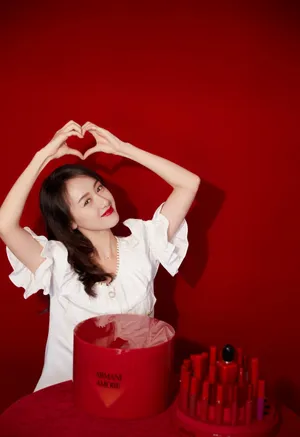 袁冰妍性感红唇写真图片_2