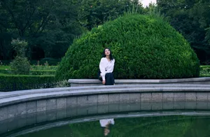 高圆圆白衣黑裙优雅花园写真图片_2