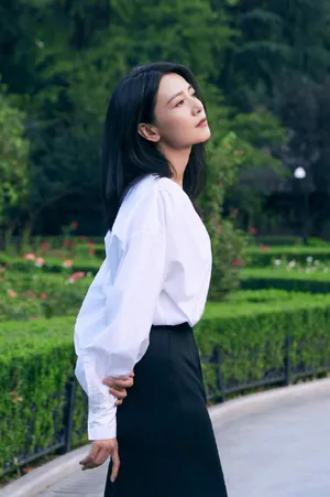 高圆圆白衣黑裙优雅花园写真图片_3