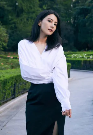 高圆圆白衣黑裙优雅花园写真图片_5