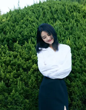 高圆圆白衣黑裙优雅花园写真图片_6