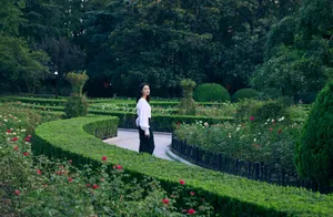 高圆圆白衣黑裙优雅花园写真图片_7