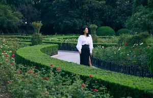 高圆圆白衣黑裙优雅花园写真图片_8