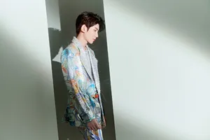 王源印花西装帅气写真图片_1