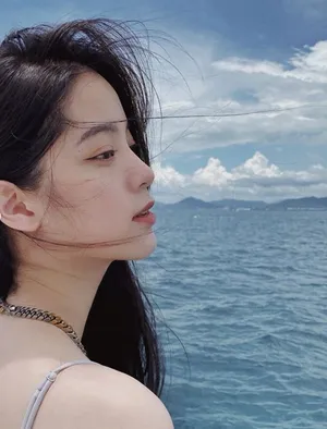 欧阳娜娜泳装露背香肩气质惊艳美照图片