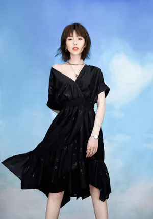 毛晓彤露肩黑裙性感写真图片_7