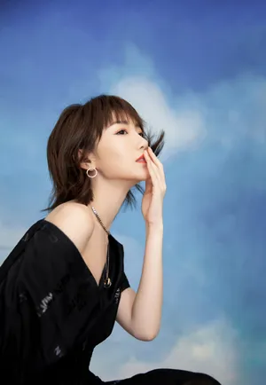毛晓彤露肩黑裙性感写真图片_8