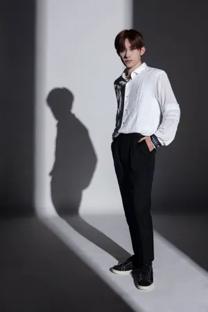 TFBOYS易烊千玺白衬衣率性写真