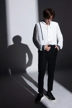 TFBOYS易烊千玺白衬衣率性写真_2