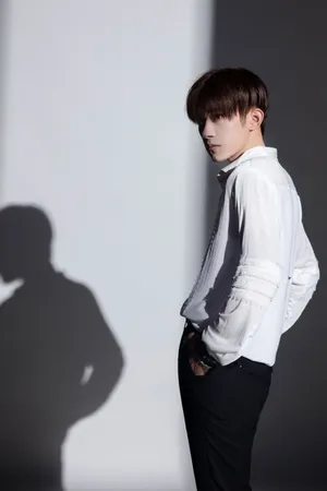 TFBOYS易烊千玺白衬衣率性写真_3