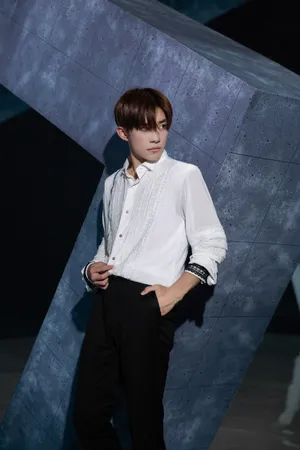 TFBOYS易烊千玺白衬衣率性写真_4