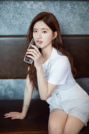 赵露思清新迷人写真图片