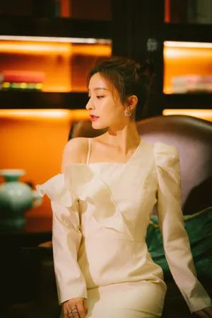 吴昕单肩荷叶边裙性感写真图片