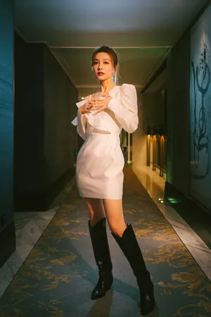 吴昕单肩荷叶边裙性感写真图片_2