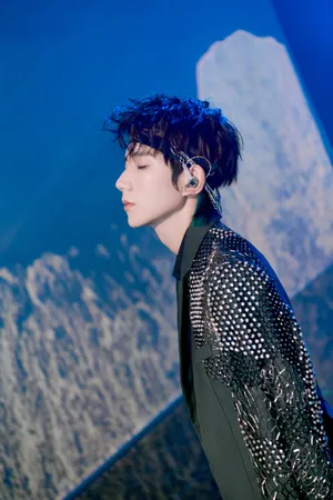 王源七周年演唱会绿色发带写真图片