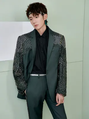 王源七周年演唱会绿色发带写真图片_3