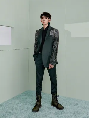 王源七周年演唱会绿色发带写真图片_5
