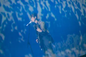 王源七周年演唱会绿色发带写真图片_6