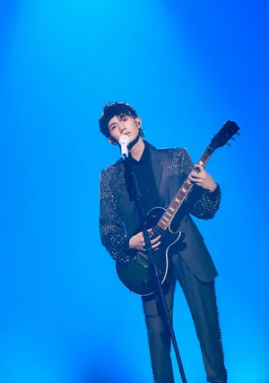 王源七周年演唱会绿色发带写真图片_7
