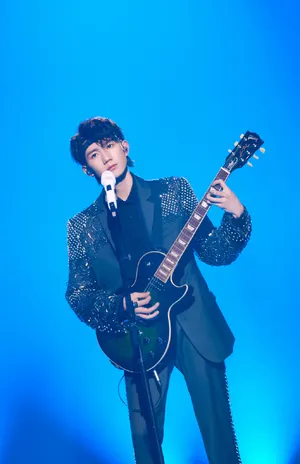 王源七周年演唱会绿色发带写真图片_8