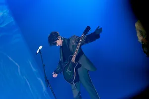 王源七周年演唱会绿色发带写真图片_9