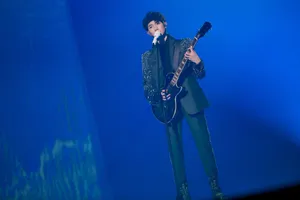 王源七周年演唱会绿色发带写真图片_10