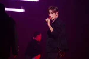 易烊千玺《MyBoo》舞台首唱帅气图片_2