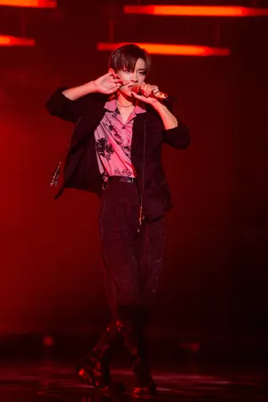 易烊千玺《MyBoo》舞台首唱帅气图片_3